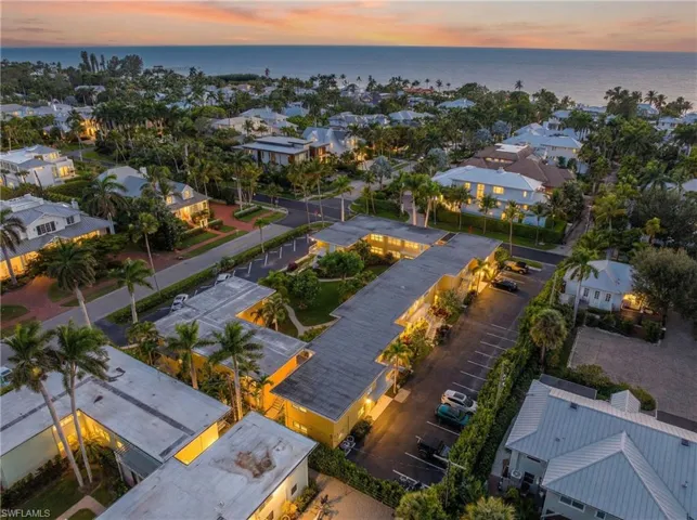 207  8th S AVE, Naples, FL 34102