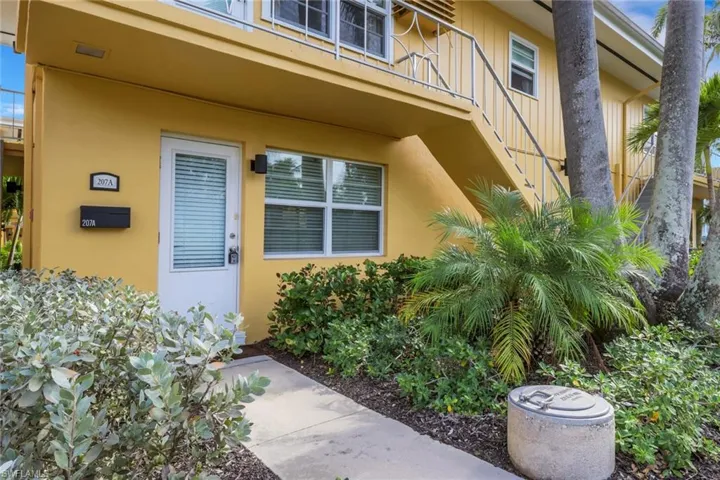 207  8th S AVE, Naples, FL 34102