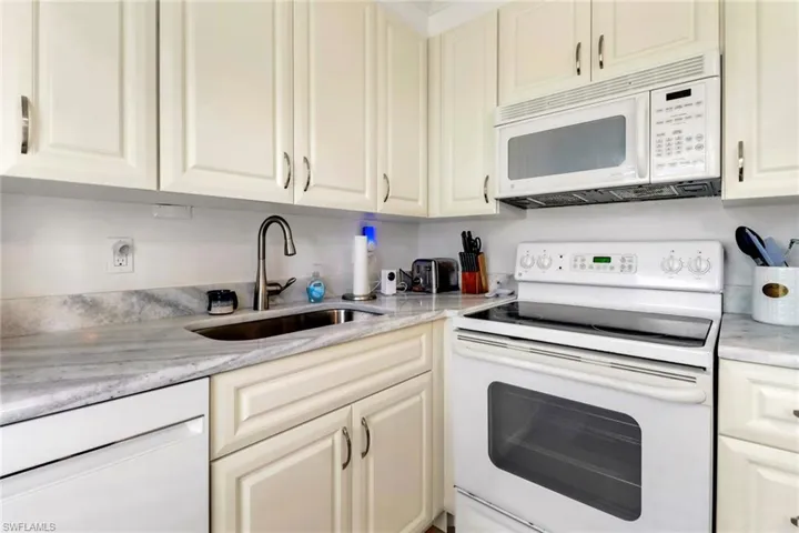 207  8th S AVE, Naples, FL 34102