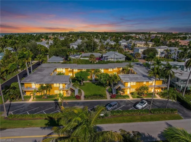 207  8th S AVE, Naples, FL 34102