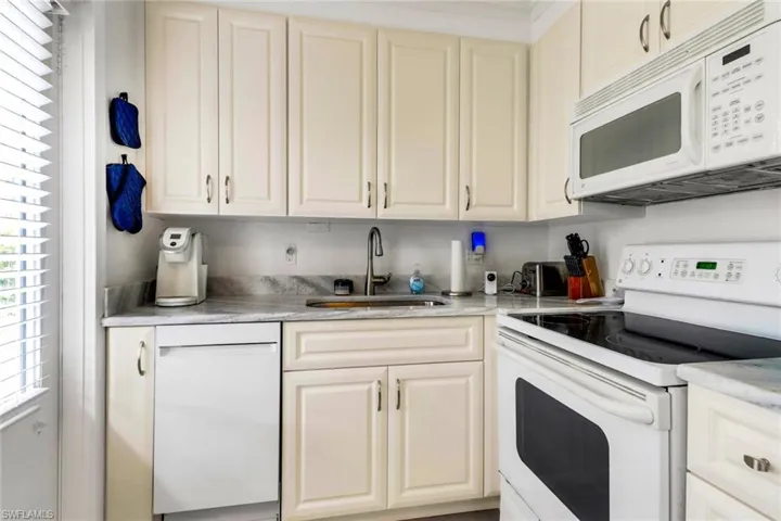 207  8th S AVE, Naples, FL 34102