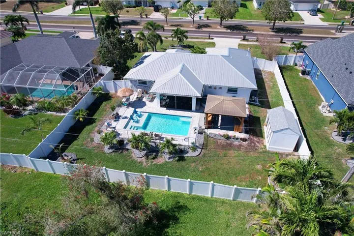 Birds eye view of property