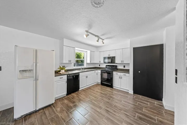 4027  Mindi  AVE, Naples, FL 34112