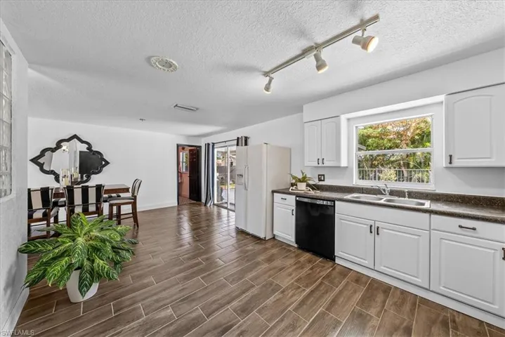 4027  Mindi  AVE, Naples, FL 34112