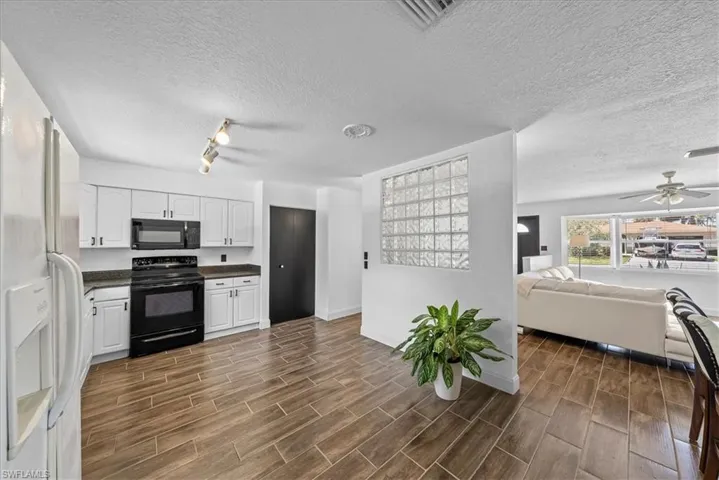 4027  Mindi  AVE, Naples, FL 34112