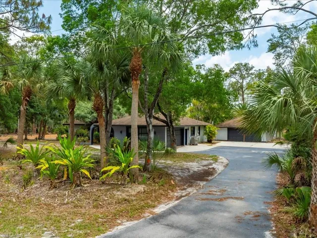 6940  Bottlebrush  LN, Naples, FL 34109