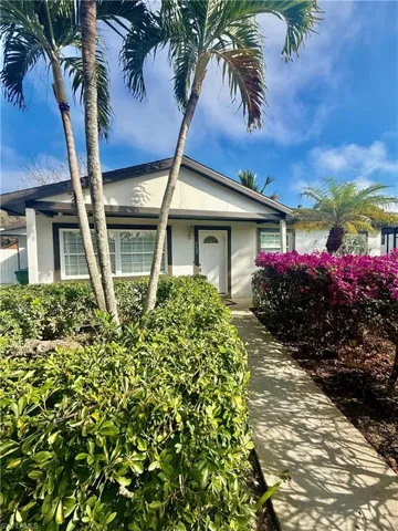 733  Pine Cone  LN, Naples, FL 34104