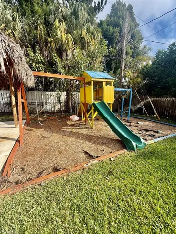 733  Pine Cone  LN, Naples, FL 34104
