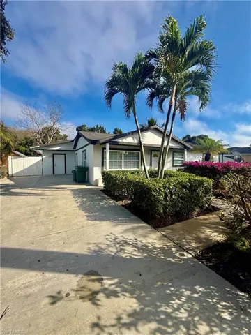 733  Pine Cone  LN, Naples, FL 34104