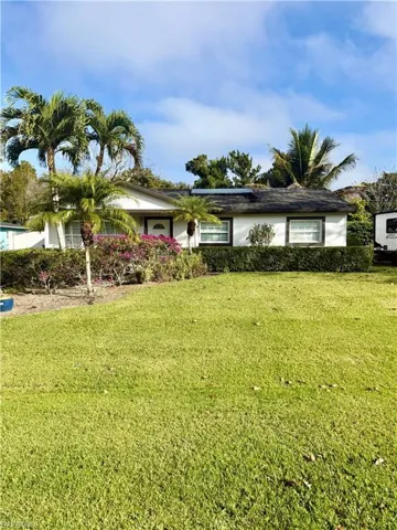 733  Pine Cone  LN, Naples, FL 34104