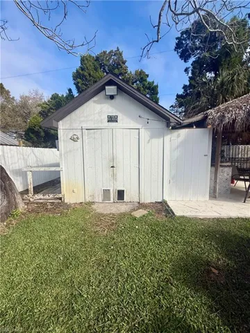 733  Pine Cone  LN, Naples, FL 34104