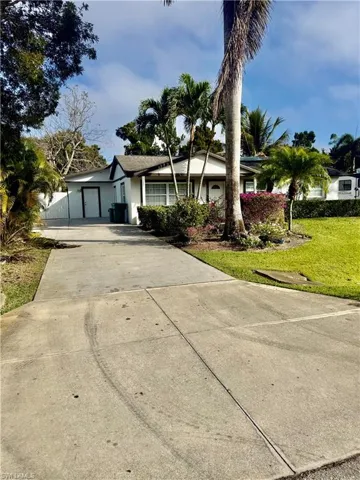 733  Pine Cone  LN, Naples, FL 34104