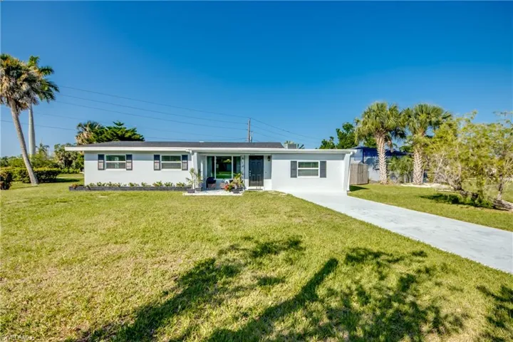 Ranch-style house with a front yard