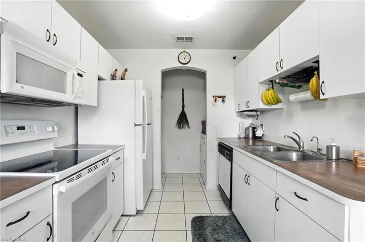 880  4th SE ST, Naples, FL 34117