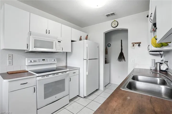 880  4th SE ST, Naples, FL 34117