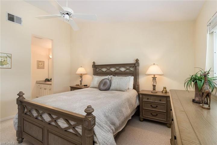 queen bed and en suite