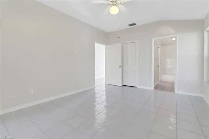 Primary bdrm w walk in closet