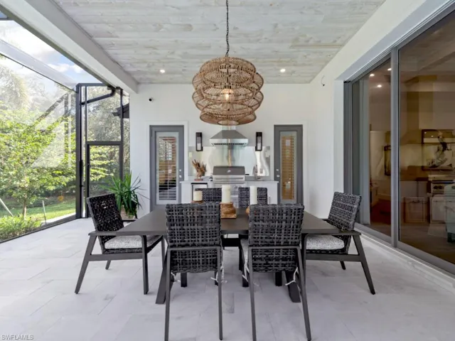Lanai Dining Area