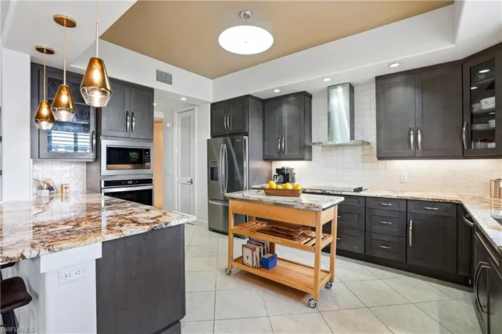 587 Avellino Isles Cir 23101, Naples, Florida 34119