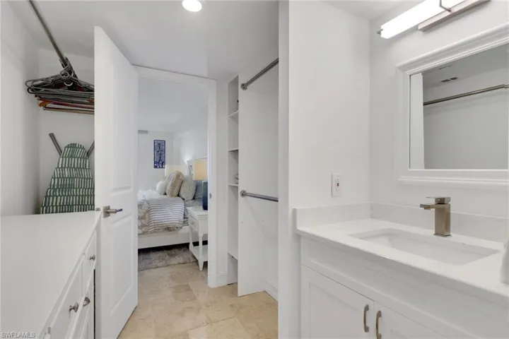 5  Bluebill  AVE, Naples, FL 34108