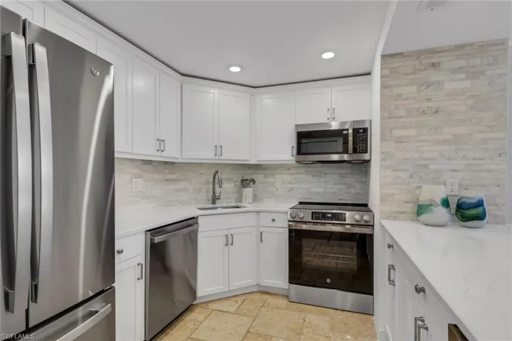 5  Bluebill  AVE, Naples, FL 34108