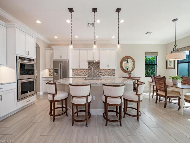 Kitchen with breakfast bar