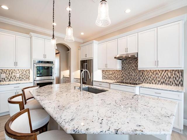 Kitchen with breakfast bar