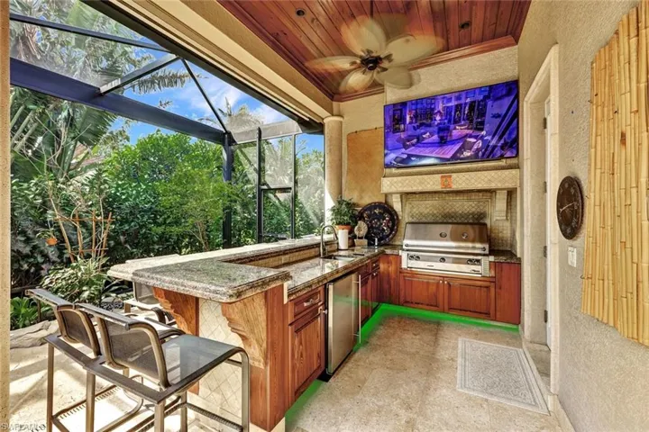 Outdoor bar and kitchen