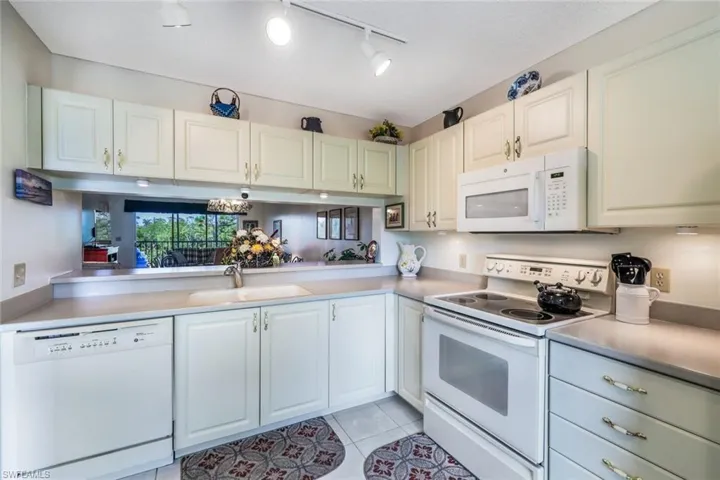 3021 Sandpiper Bay CIR # E301, NAPLES FL 34112
