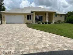 View of front facade featuring a garage and a front yard
