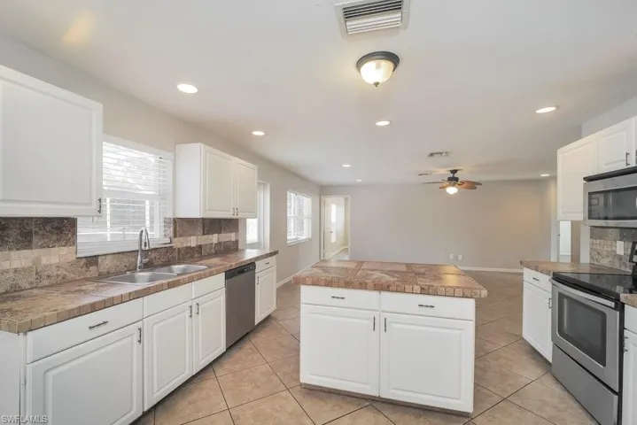 1413 Sw 11th Pl, Cape Coral, Florida 33991