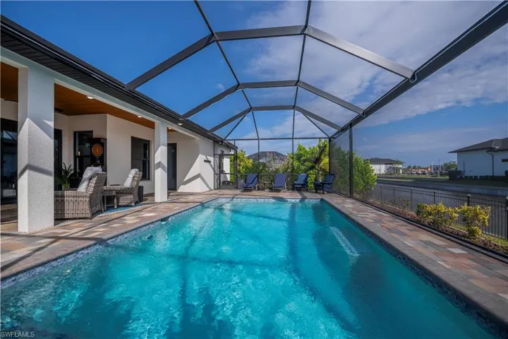 Massive saltwater pool with heater and chiller!