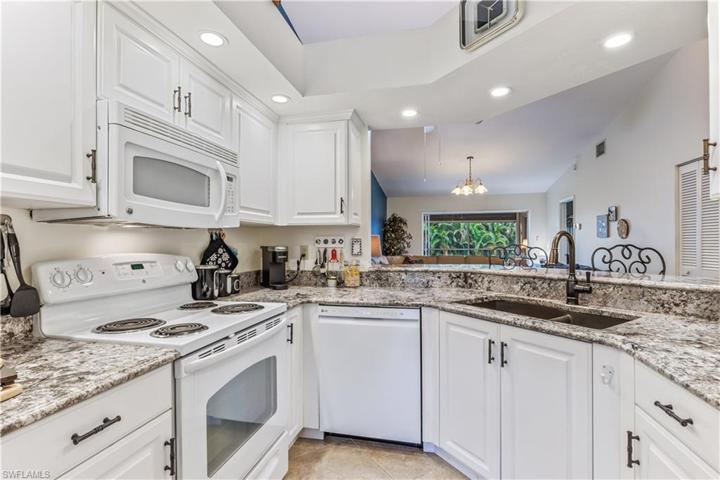887 Gulf Pavilion DR # 204, NAPLES FL 34108