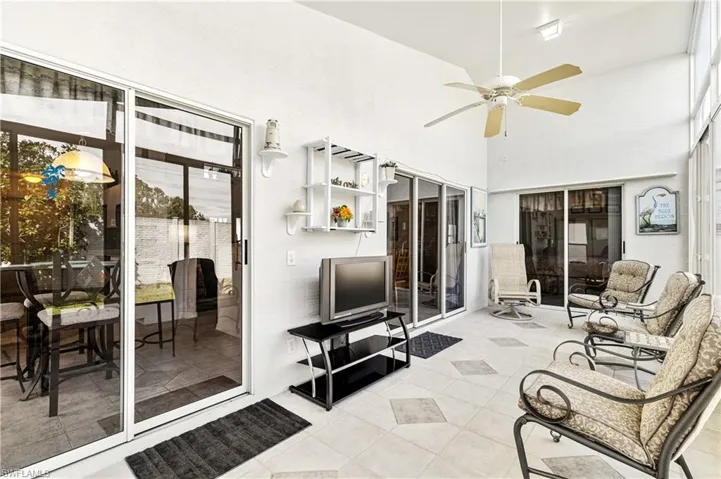 Sunroom / solarium with ceiling fan