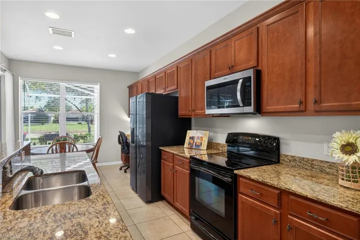 Kitchen, Granite, Wood Cabinets