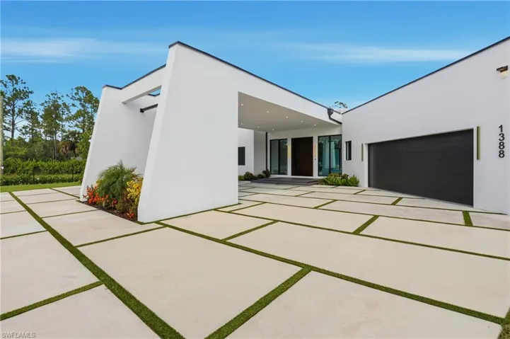 View of front of home with stucco siding and driveway