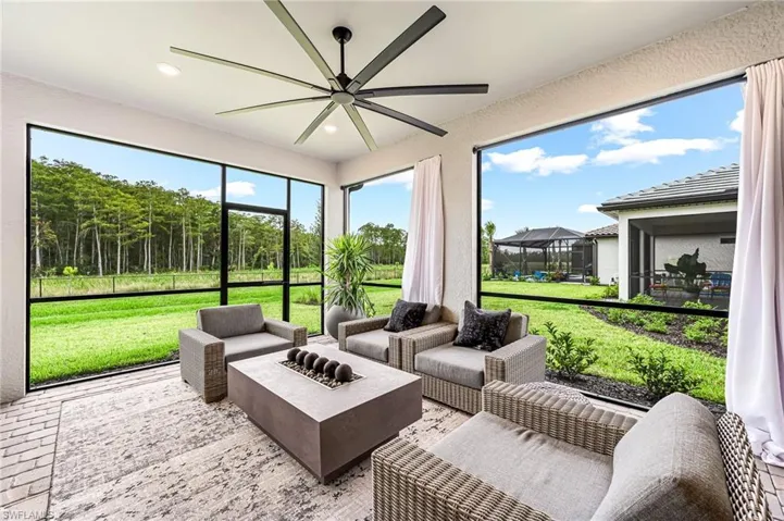 Sunroom / solarium with ceiling fan