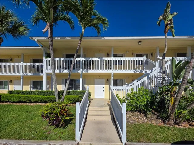 4621  Bayshore  DR, Naples, FL 34112