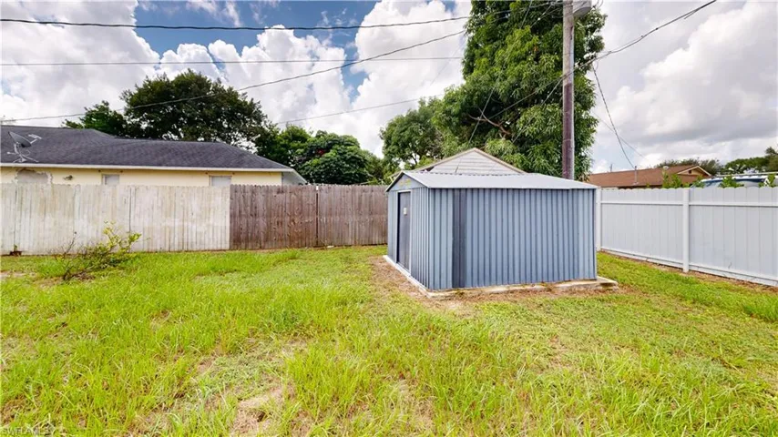 View of yard featuring a storage shed