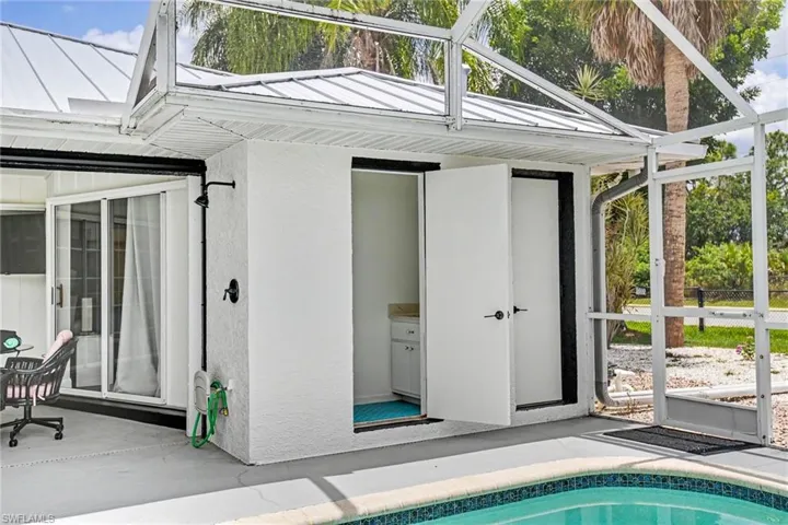 Pool bath - Half Bath