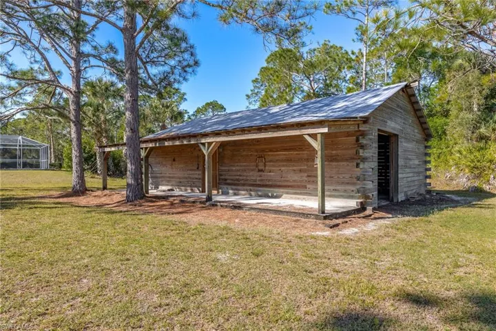 View of yard featuring an outbuilding