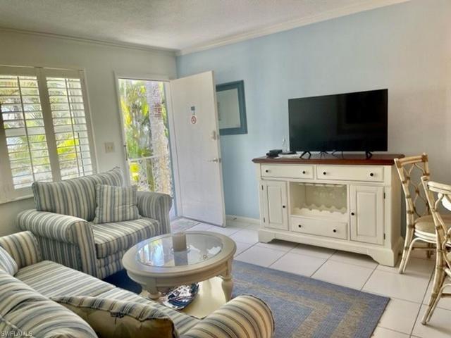 Great lighting and plantation shutters, fully furnished
