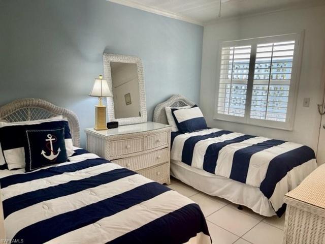 2nd bedroom with 2 twins