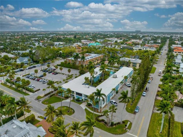 Walk to the beach or to 3rd Street lots of shopping and restaurants