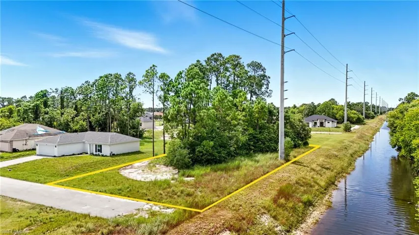 Aerial view of property and surrounding area