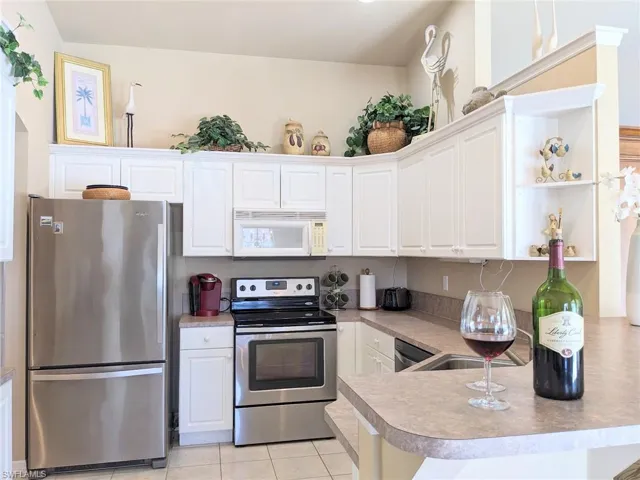 546 SE 4th  ST, Cape Coral, FL 33990