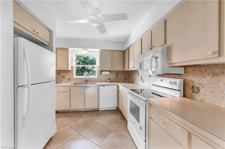 600 Valley Stream Dr D3, Naples, Florida 34113