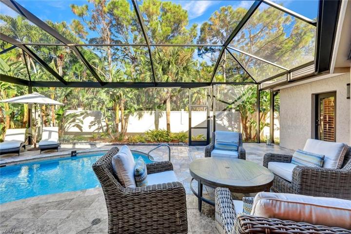 Evening cocktails? Basking in the Florida sun? Gazing at the midnight sky? This is the spot!