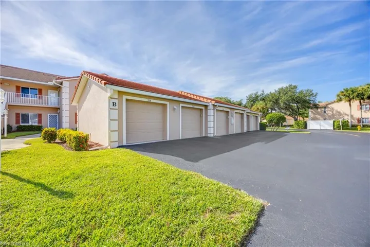 700  Saratoga  CIR, Naples, FL 34104