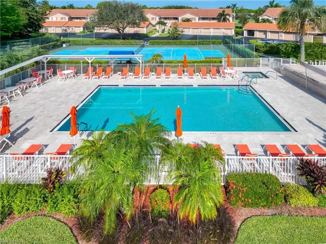 700  Saratoga  CIR, Naples, FL 34104